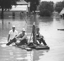 Signature event : Black and white photo of two men on a raft